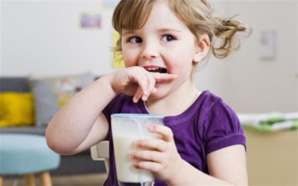 شیر پرچرب برای بچه ها مفید است یا کم چرب؟