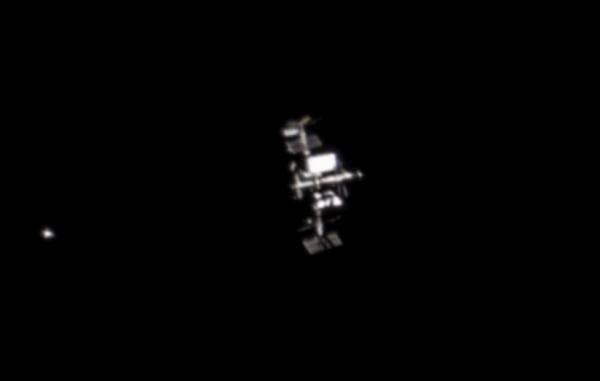 رسیدن کپسول بوئینگ به ایستگاه فضایی در تصویری تماشایی از روی زمین ثبت شد